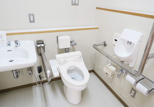 車椅子対応トイレ内部